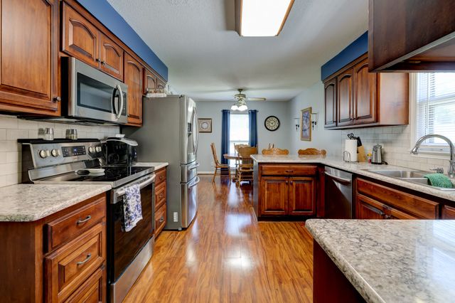 1030 Hillshire Dr, Clarksville, TN 37043