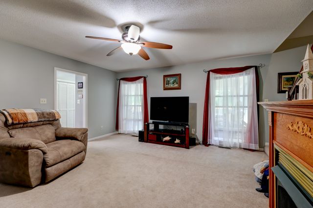 1030 Hillshire Dr, Clarksville, TN 37043