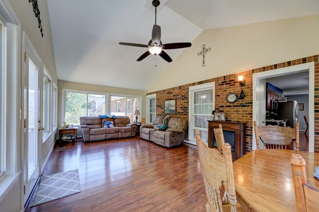 1030 Hillshire Dr, Clarksville, TN 37043