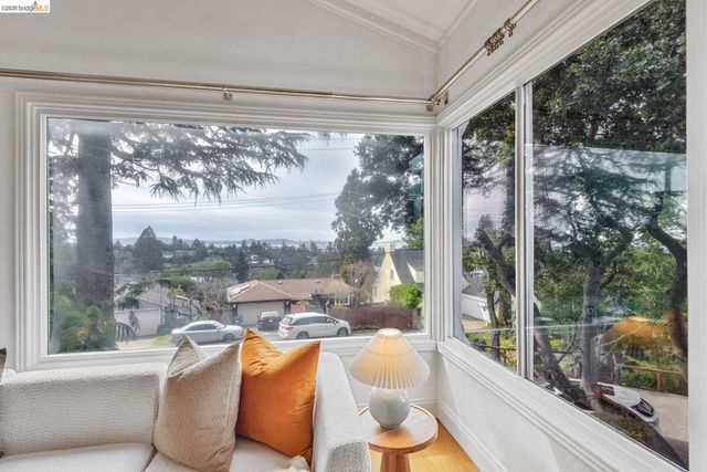 24 Cabrillo Pl, Oakland, CA 94611