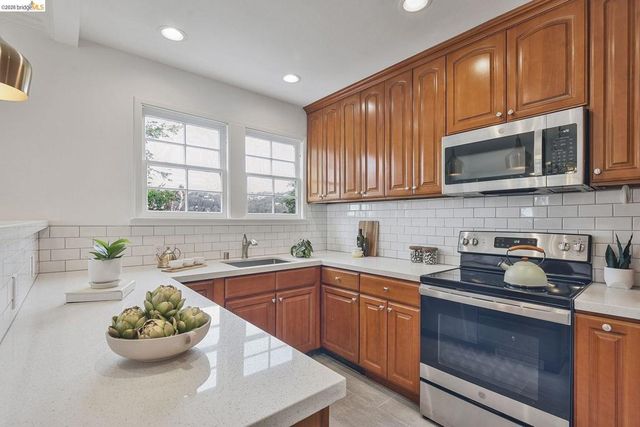 24 Cabrillo Pl, Oakland, CA 94611