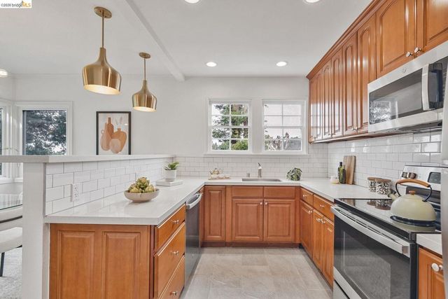 24 Cabrillo Pl, Oakland, CA 94611