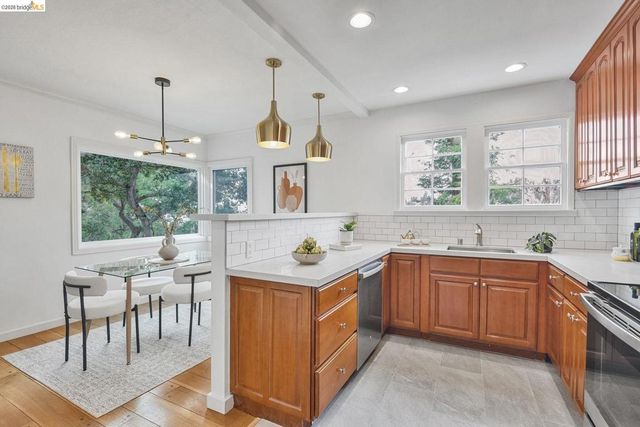 24 Cabrillo Pl, Oakland, CA 94611