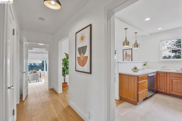 24 Cabrillo Pl, Oakland, CA 94611