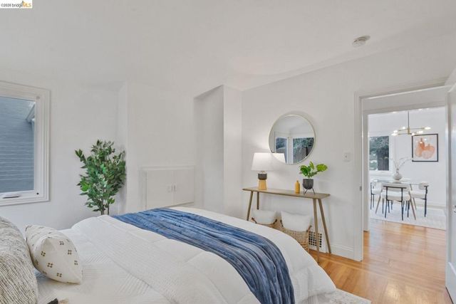 24 Cabrillo Pl, Oakland, CA 94611