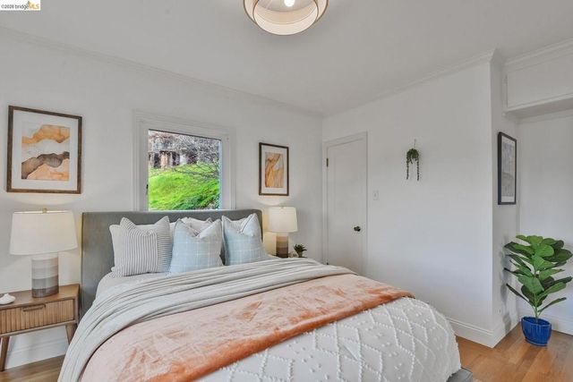 24 Cabrillo Pl, Oakland, CA 94611