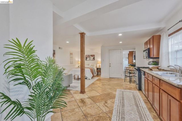 24 Cabrillo Pl, Oakland, CA 94611