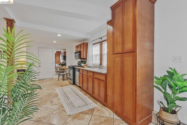 24 Cabrillo Pl, Oakland, CA 94611