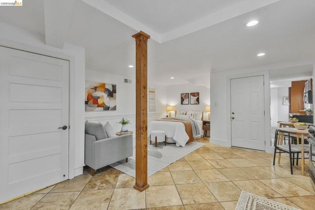 24 Cabrillo Pl, Oakland, CA 94611