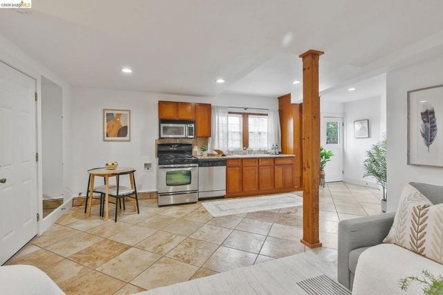 24 Cabrillo Pl, Oakland, CA 94611