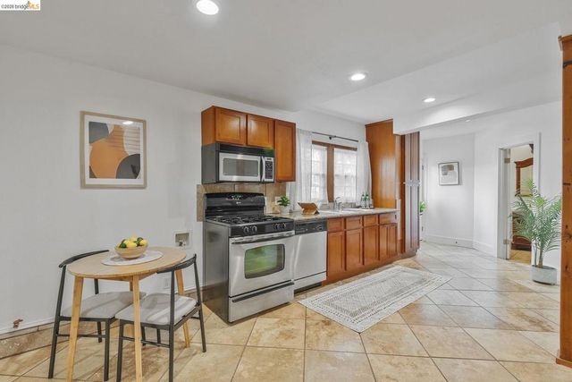 24 Cabrillo Pl, Oakland, CA 94611