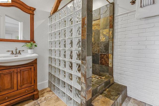 24 Cabrillo Pl, Oakland, CA 94611