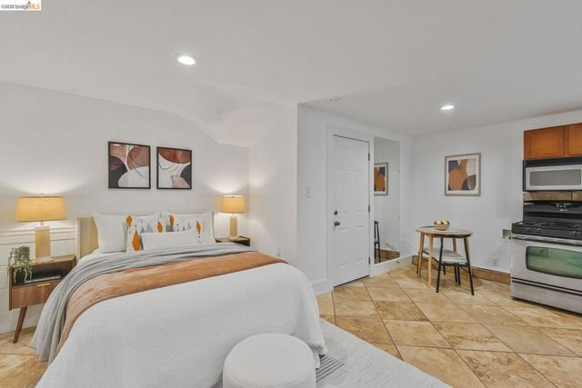 24 Cabrillo Pl, Oakland, CA 94611