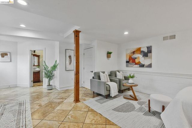 24 Cabrillo Pl, Oakland, CA 94611