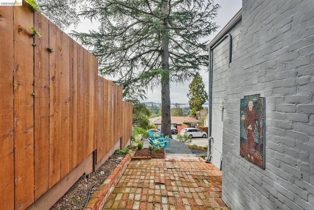 24 Cabrillo Pl, Oakland, CA 94611