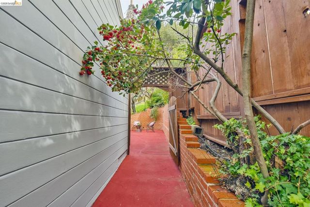 24 Cabrillo Pl, Oakland, CA 94611