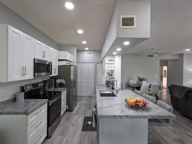 105 Half Moon Circle F2, Hypoluxo, FL 33462