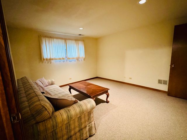 83 Oak Creek Drive, Yorkville, IL 60560