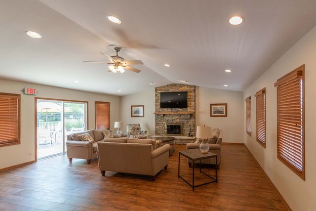 83 Oak Creek Drive, Yorkville, IL 60560