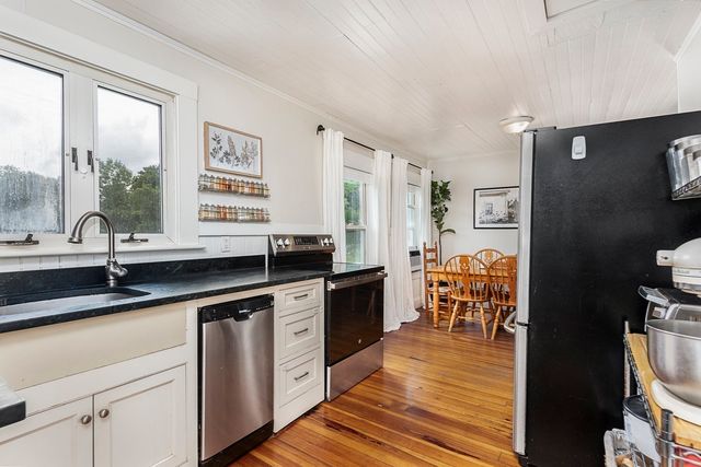75 Perkins Ave, Hamilton, MA 01982