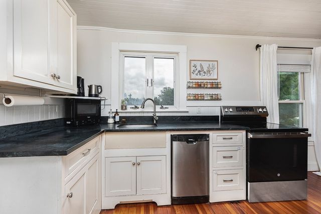 75 Perkins Ave, Hamilton, MA 01982