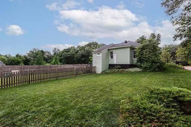 75 Perkins Ave, Hamilton, MA 01982