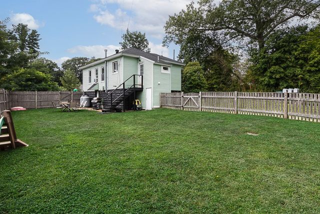 75 Perkins Ave, Hamilton, MA 01982