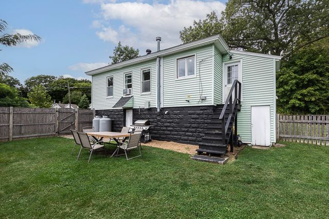 75 Perkins Ave, Hamilton, MA 01982
