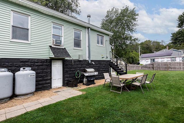 75 Perkins Ave, Hamilton, MA 01982