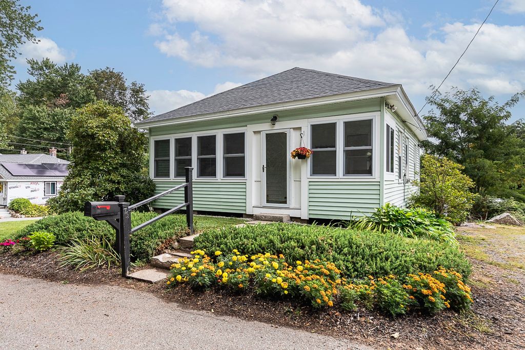 75 Perkins Ave, Hamilton, MA 01982