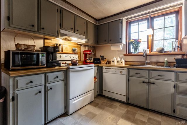 301 Log Cabin Road, Appomattox, VA 24522