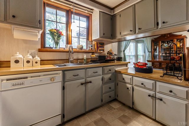 301 Log Cabin Road, Appomattox, VA 24522