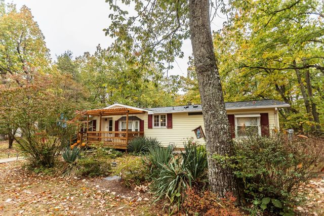 301 Log Cabin Road, Appomattox, VA 24522
