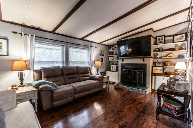 301 Log Cabin Road, Appomattox, VA 24522