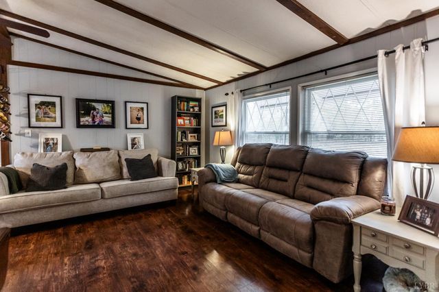 301 Log Cabin Road, Appomattox, VA 24522