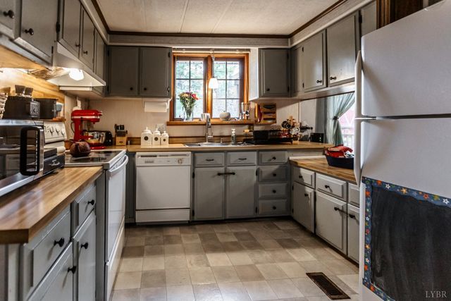 301 Log Cabin Road, Appomattox, VA 24522