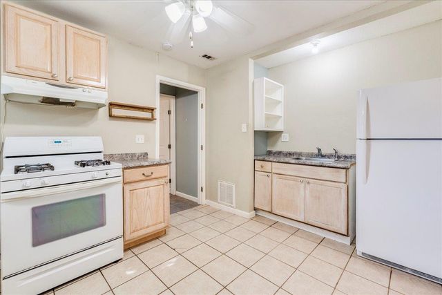 609 Cottonwod ST, Lockhart, TX 78644