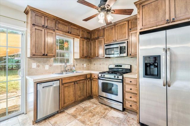 609 Cottonwod ST, Lockhart, TX 78644