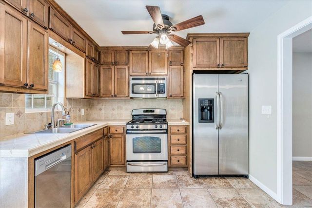 609 Cottonwod ST, Lockhart, TX 78644