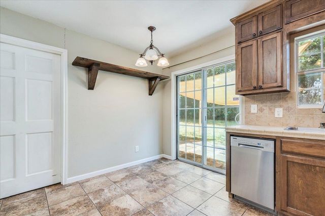 609 Cottonwod ST, Lockhart, TX 78644