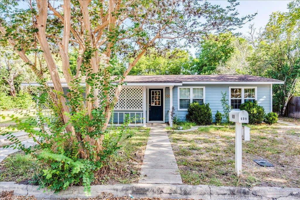609 Cottonwod ST, Lockhart, TX 78644