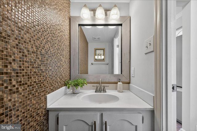 6163 FOREST CREEK LN, Springfield, VA 22152