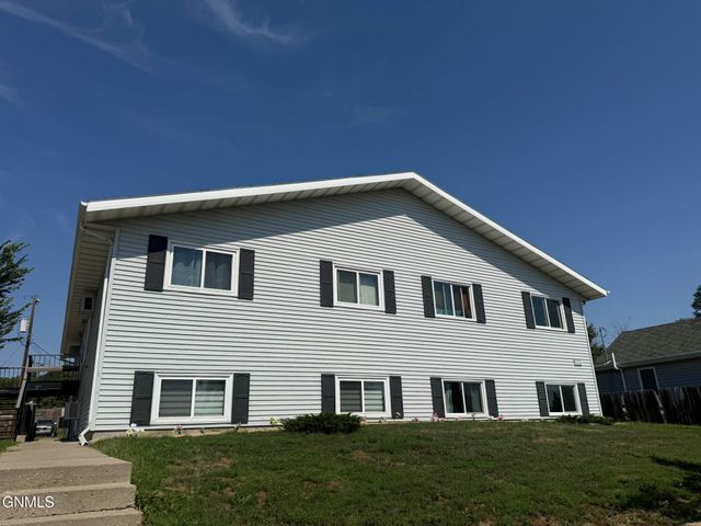 1008 1st Street NE, Mandan, ND 58554 property photo