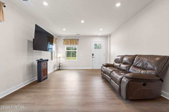 2042 Parow Lane NW, Calabash, NC 28467