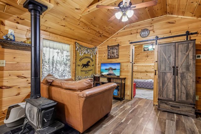1424 Poplar Ridge Ln, Chapmansboro, TN 37035