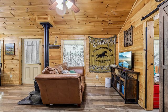 1424 Poplar Ridge Ln, Chapmansboro, TN 37035