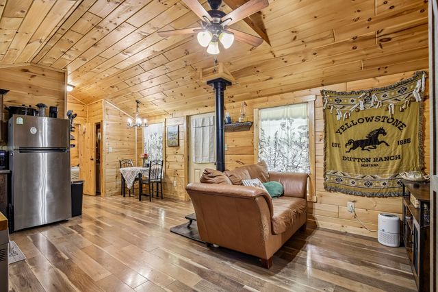 1424 Poplar Ridge Ln, Chapmansboro, TN 37035