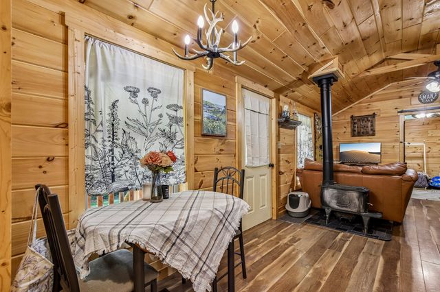 1424 Poplar Ridge Ln, Chapmansboro, TN 37035