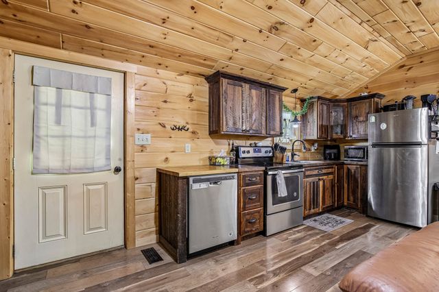 1424 Poplar Ridge Ln, Chapmansboro, TN 37035