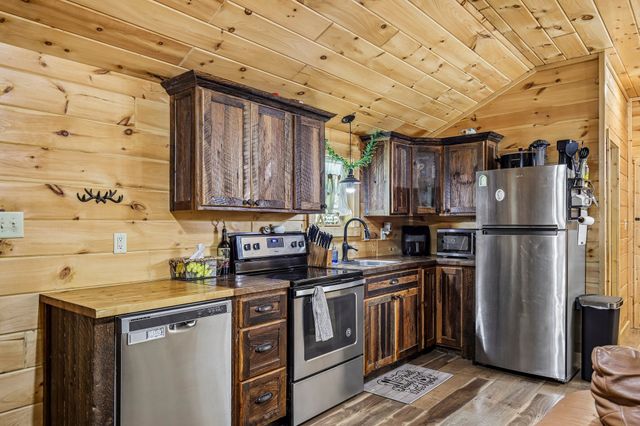 1424 Poplar Ridge Ln, Chapmansboro, TN 37035